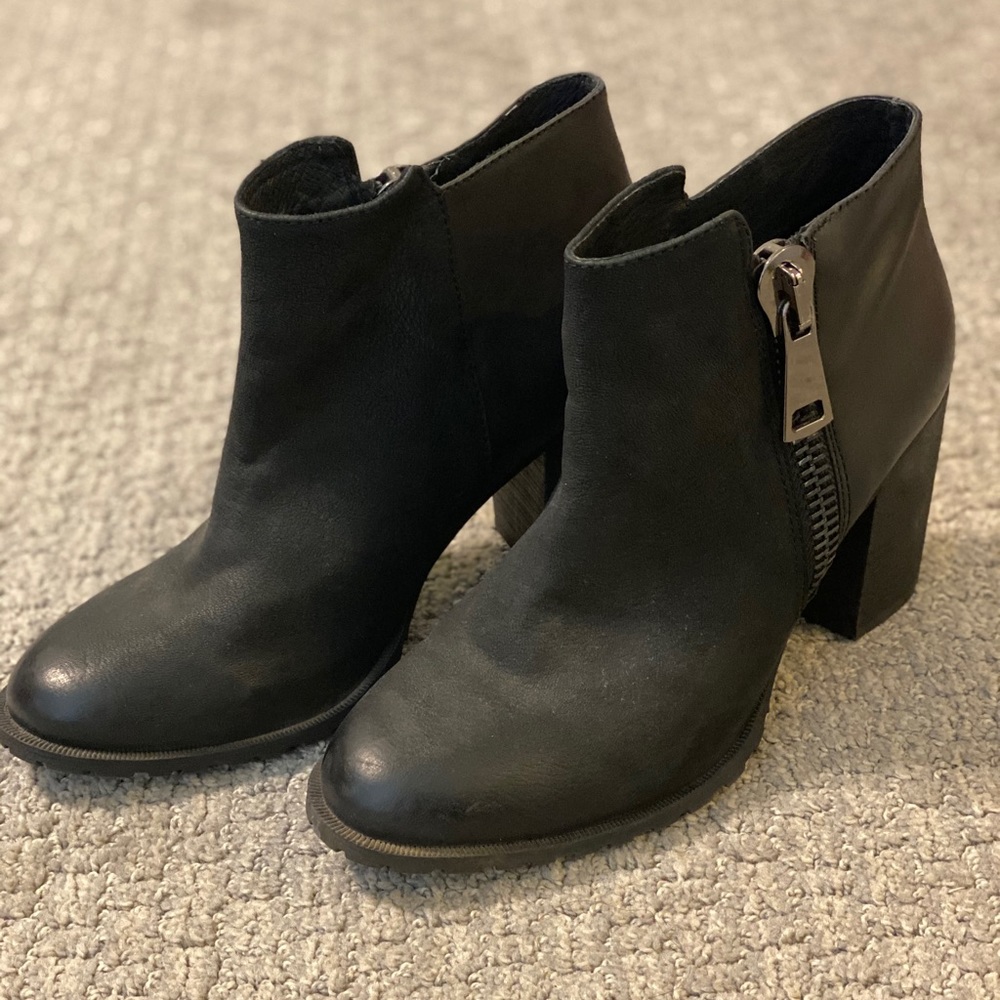 Women’s Aldo Ankle Boots...Size 11